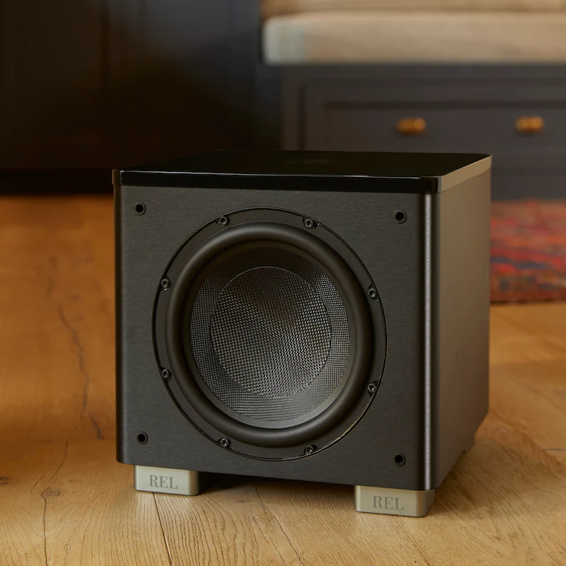 REL HT/1003 MKII 在布置好的室内环境中的官方图片。