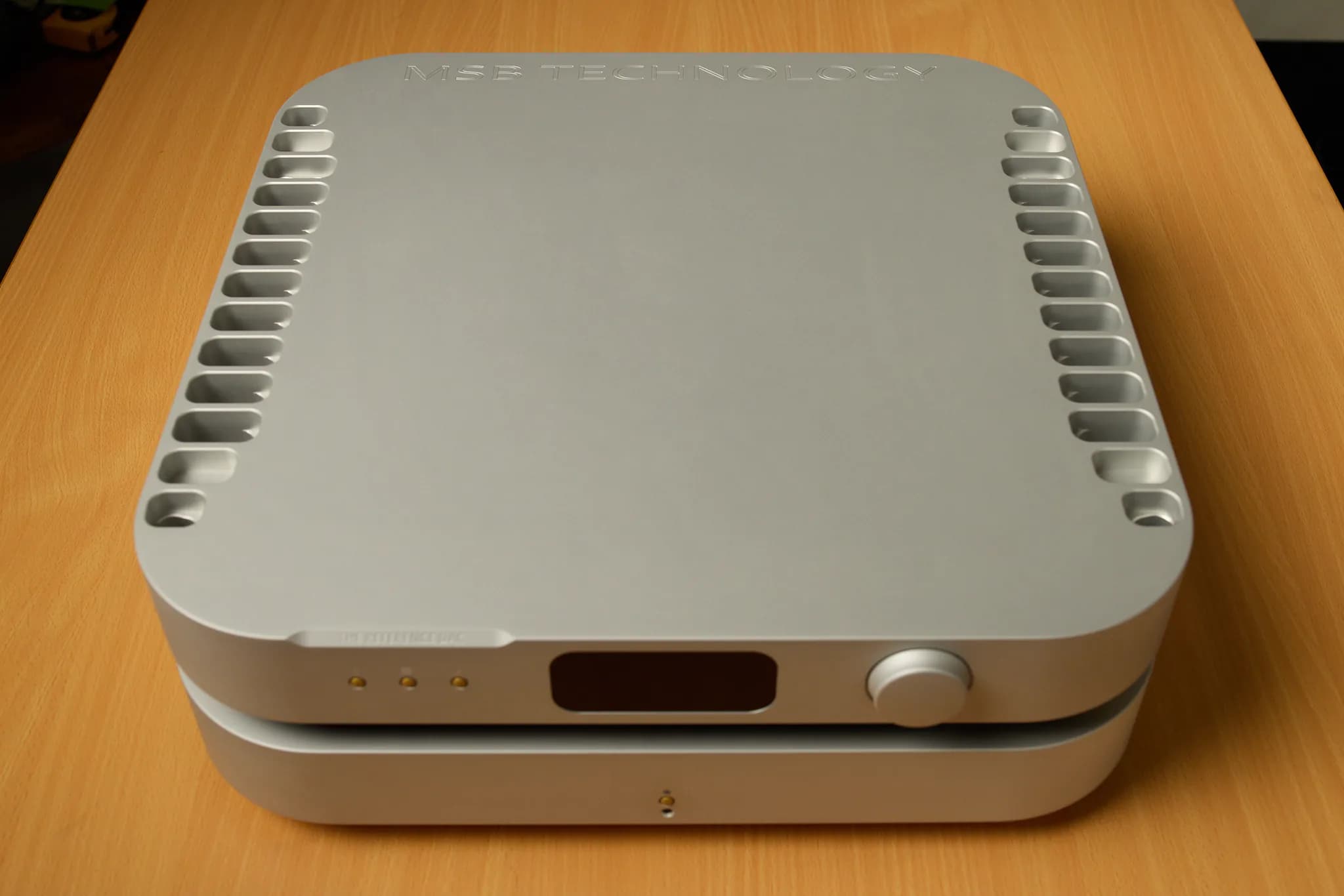 Top view of the separate MSB Reference DAC chassis