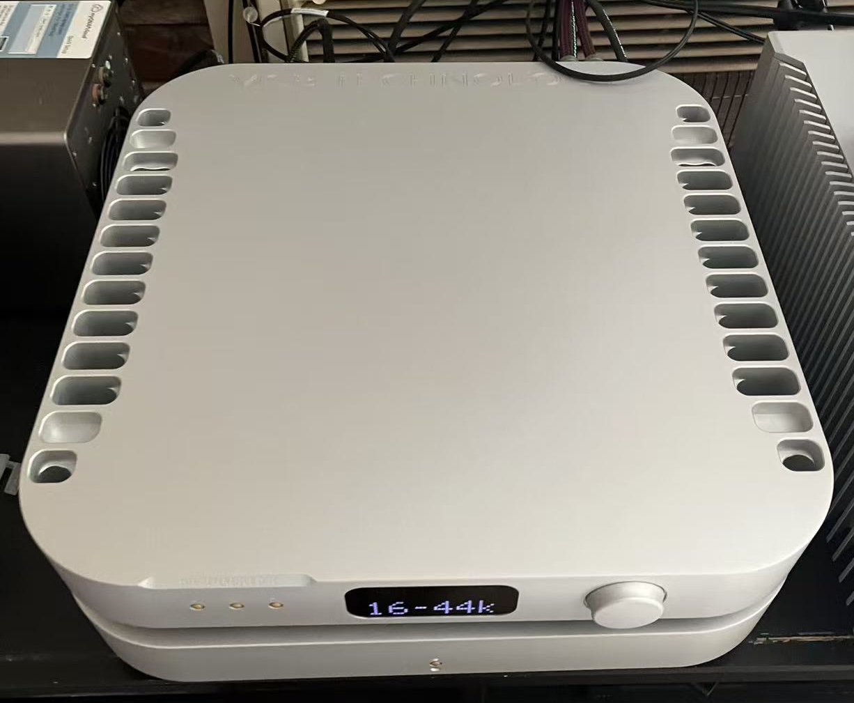 从上方拍摄的实际 MSB Reference DAC 置换二手机,展示银色机身与散热细节
